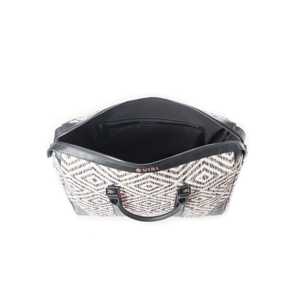 Stallion Way Duffel In Black - Myra USA