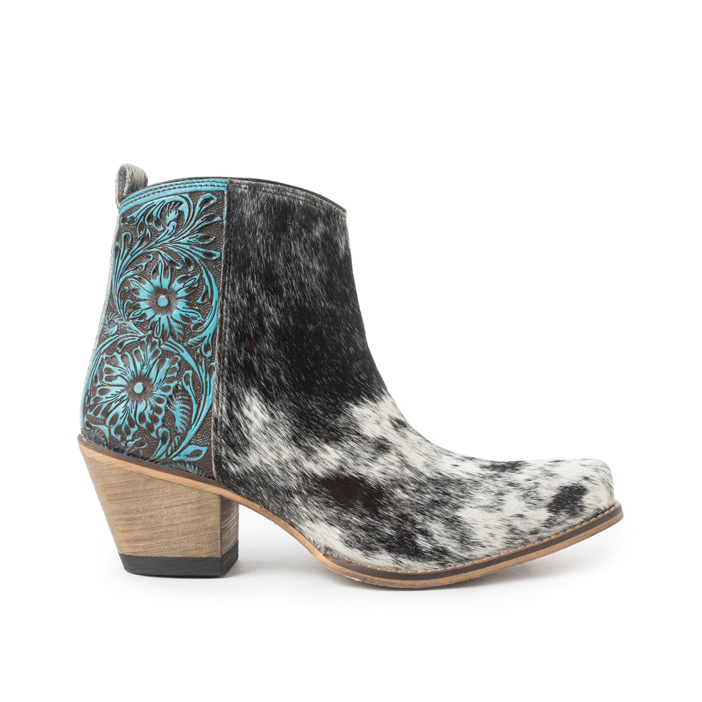 Reyna Ridge Booties In Black And White - Myra USA