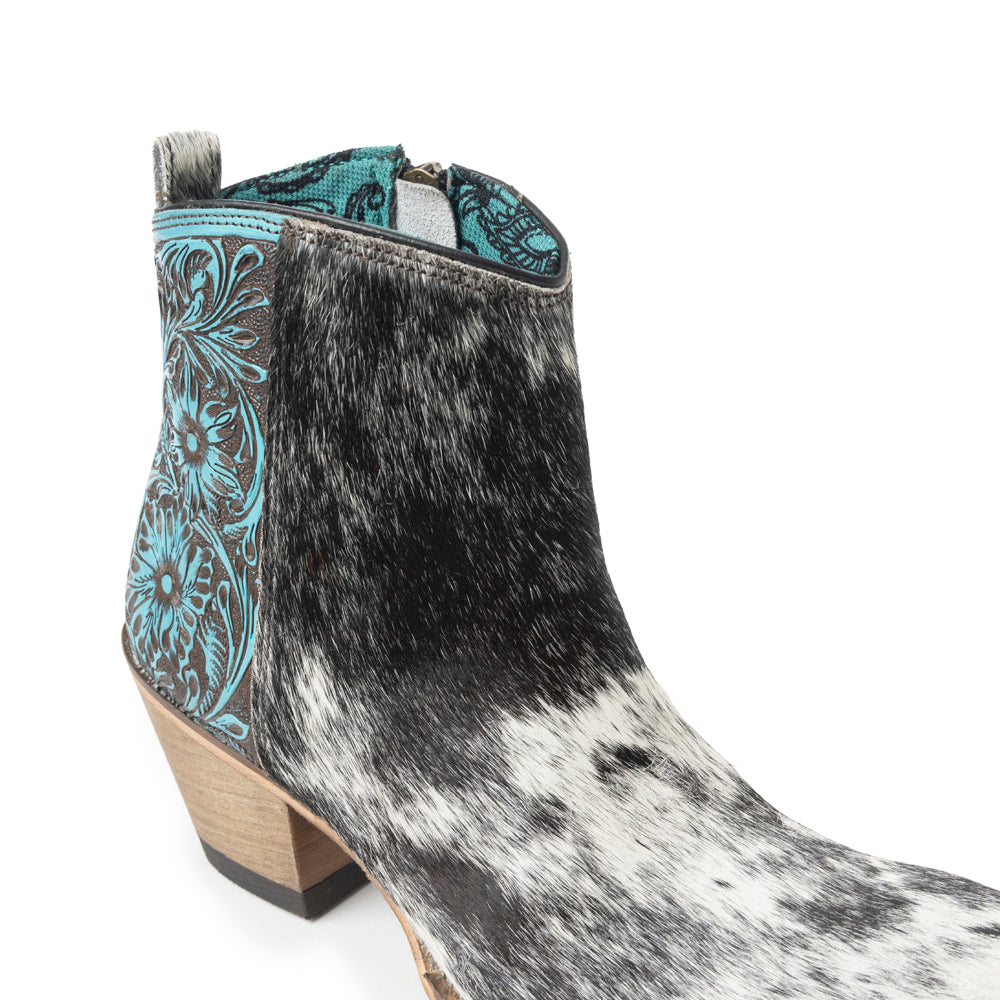 Reyna Ridge Booties In Black And White - Myra USA