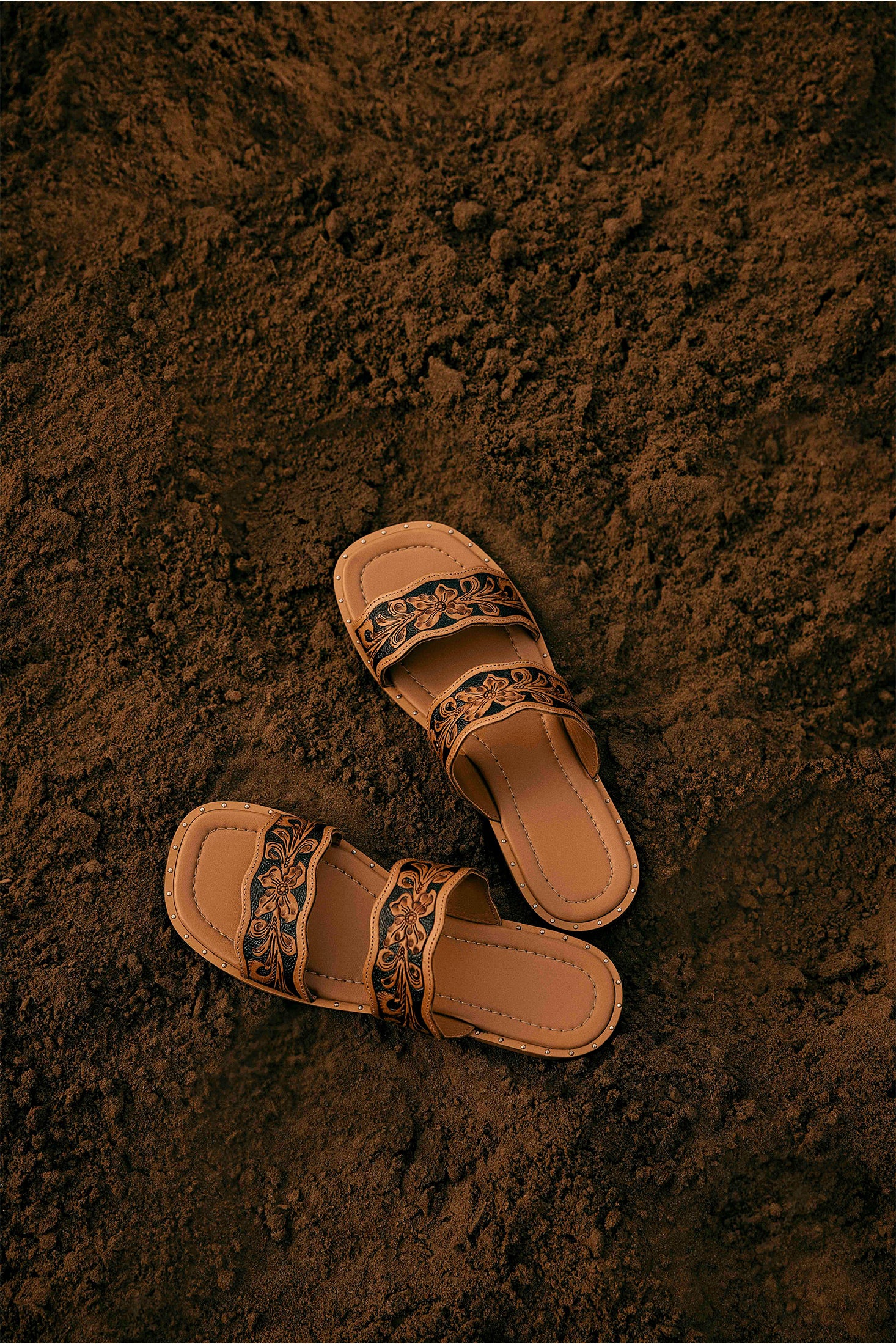 Santa Fe Daisy Slides In Black & Brown - Myra USA