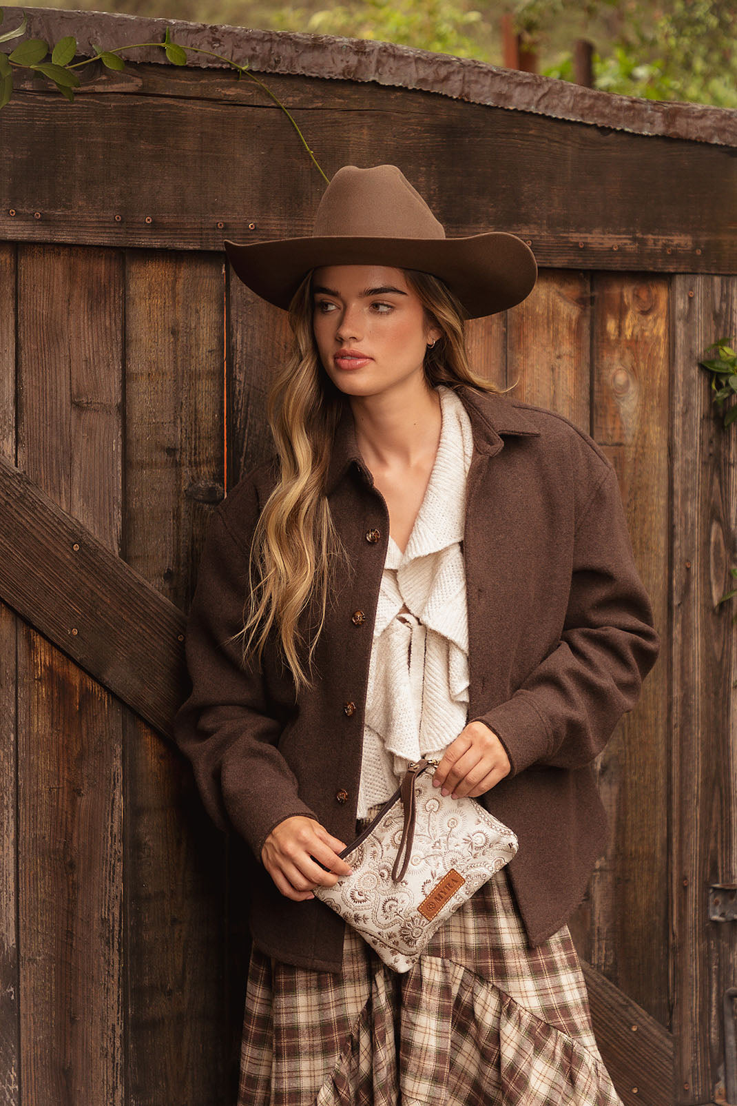 Myra Cinderbluff Wristlet for Women in jacquard with leather strap, ivory paisley - Myra USA