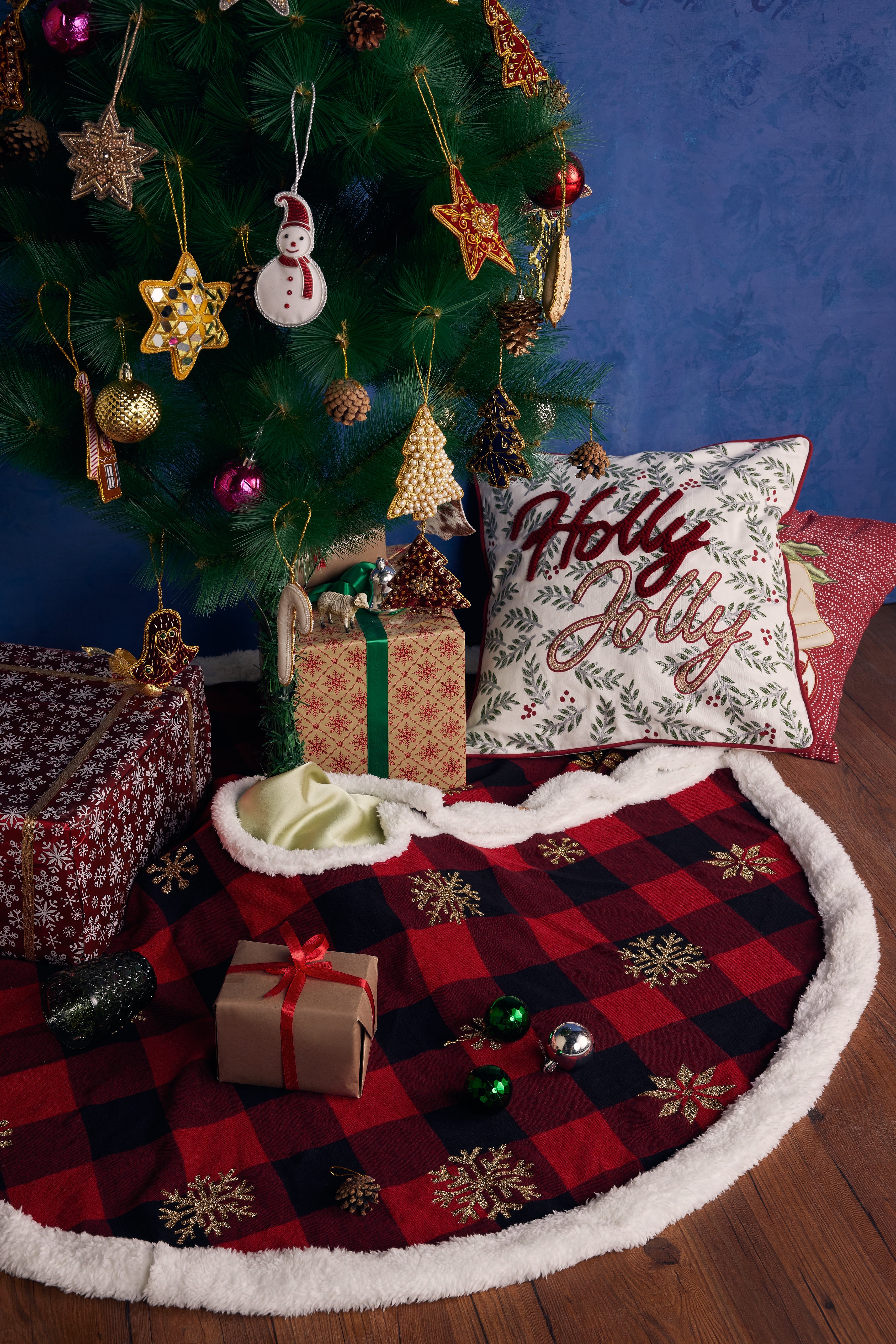 Gentle Snowfall Plaid Tree Skirt - Myra USA