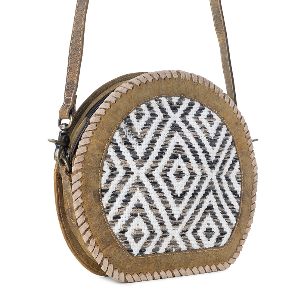Sand Weaver Round Bag. - Myra USA