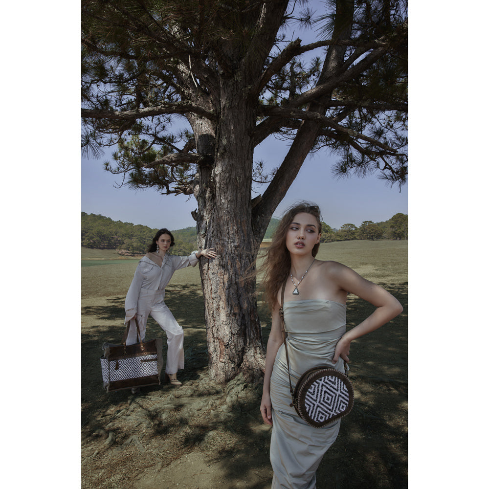 Sand Weaver Round Bag. - Myra USA