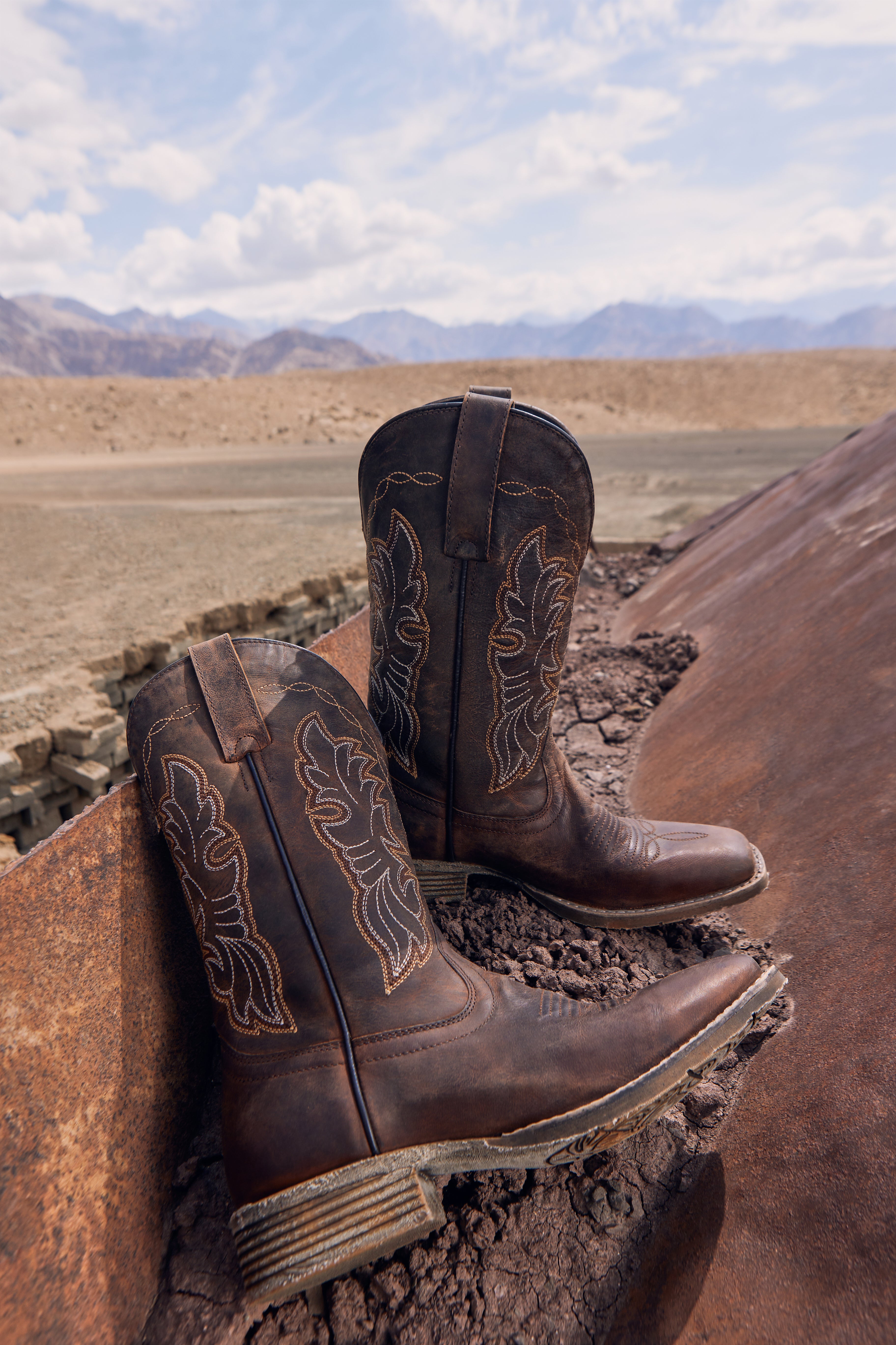 Rugged western boots in brown leather with embroidery