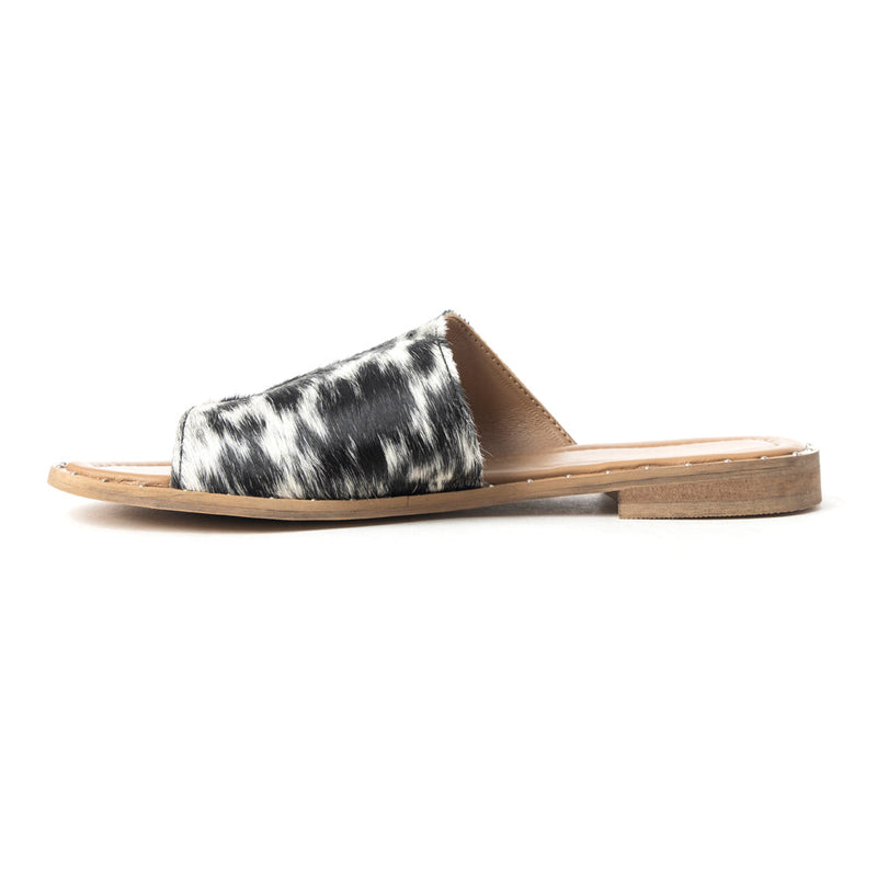 Kimmee Trail Sandal In Black and White