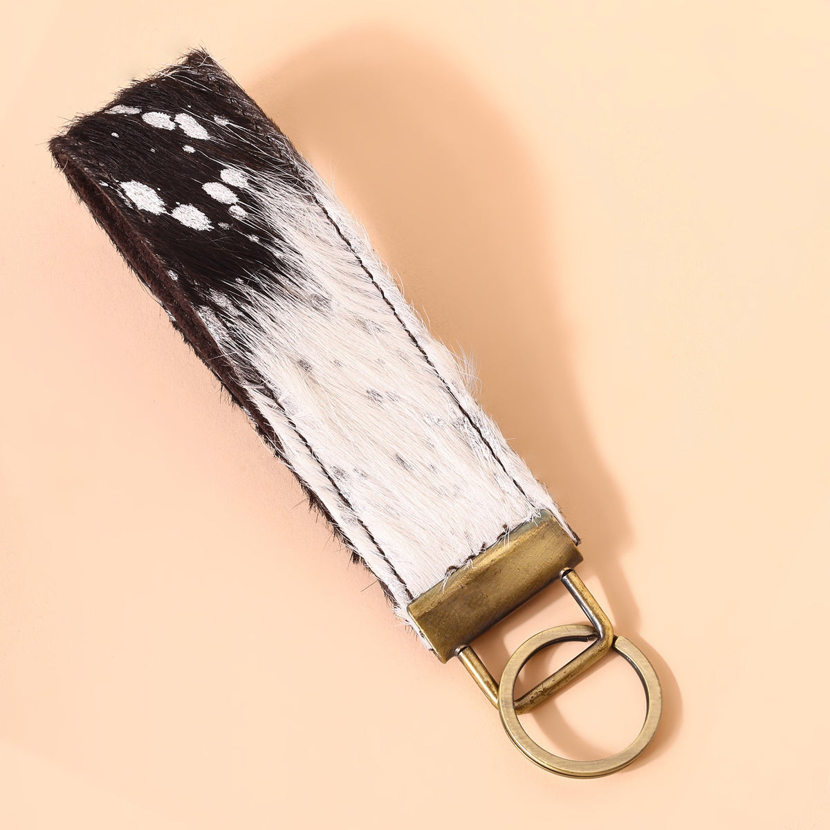 Myra Sacaton Key Fob in black with metallic finish - Myra USA