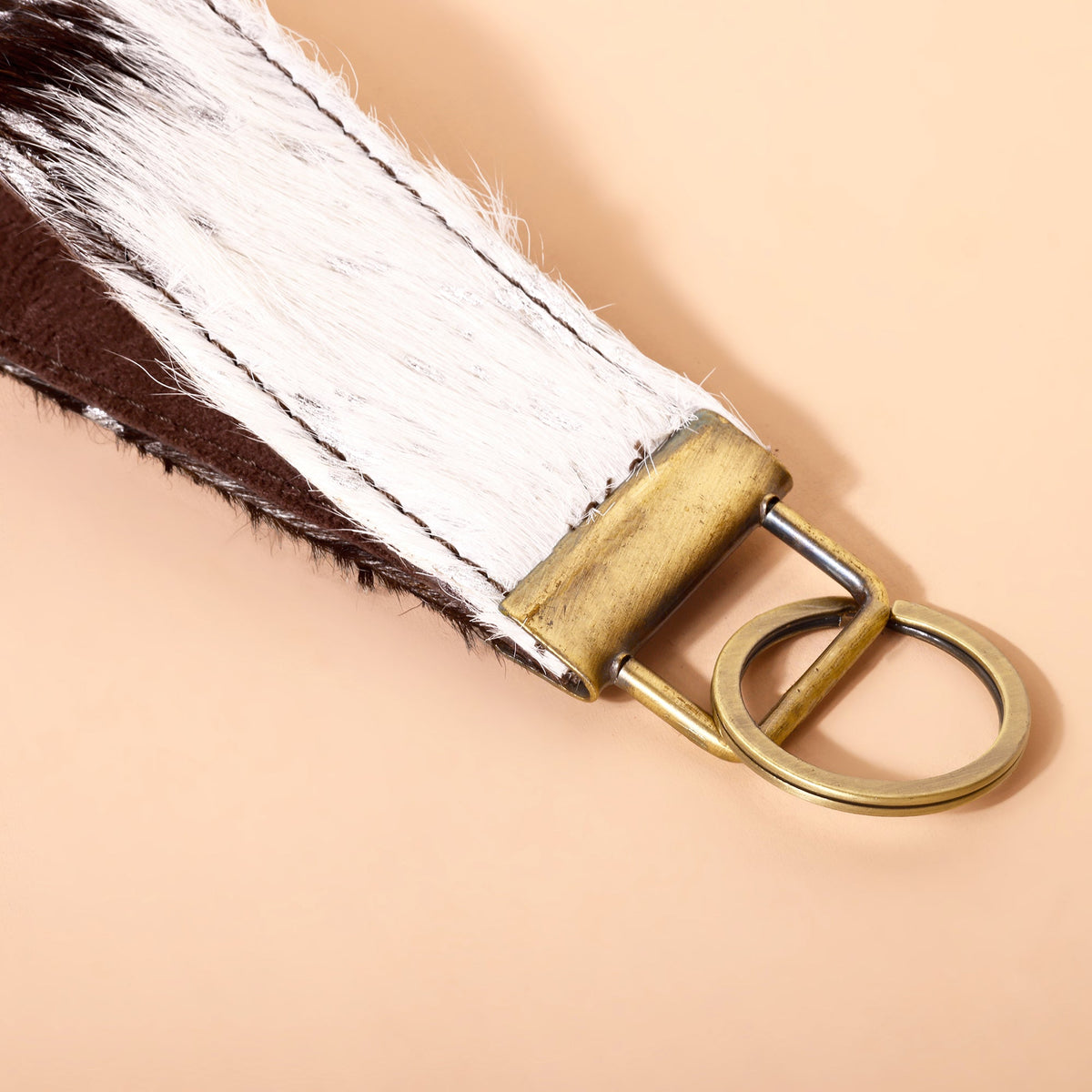 Myra Sacaton Key Fob in black with metallic finish - Myra USA