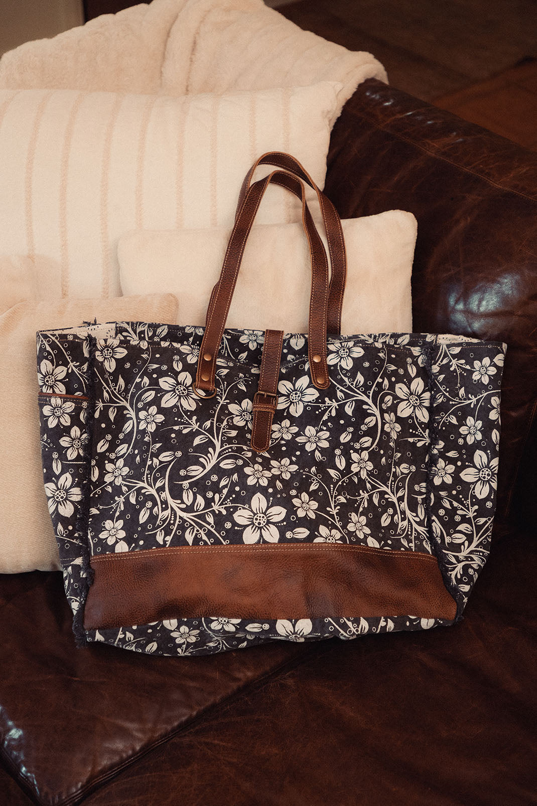 Myra Anemone Weekender Bag in charcoal with floral print - Myra USA