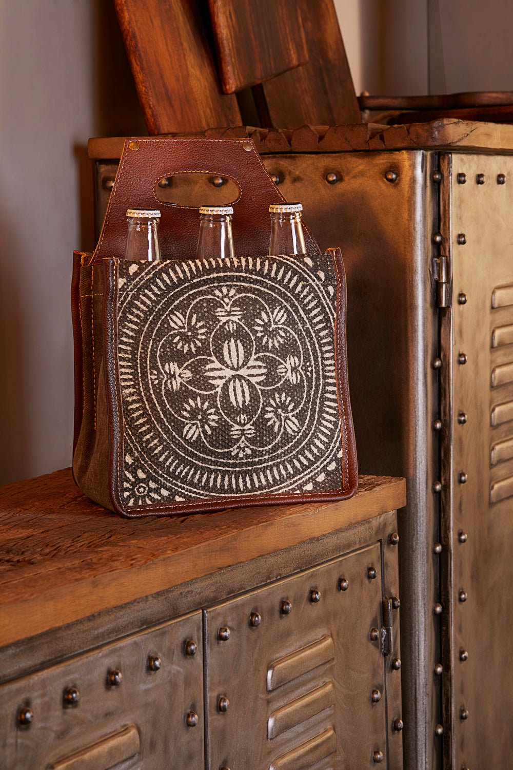 Trippy Tapistry 6 Pack Caddy - Myra USA