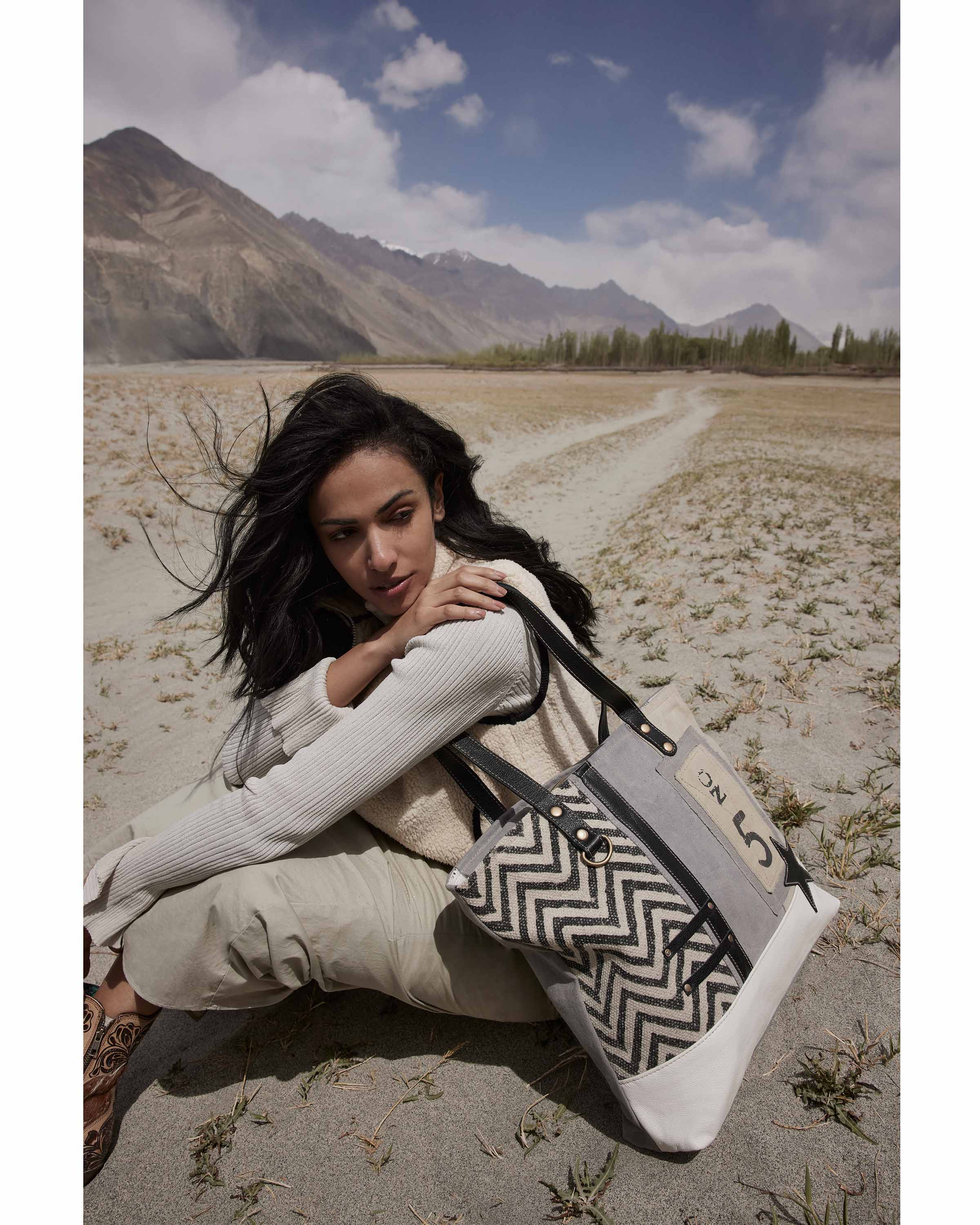 Globetrotter Patch Tote Bag - Myra USA