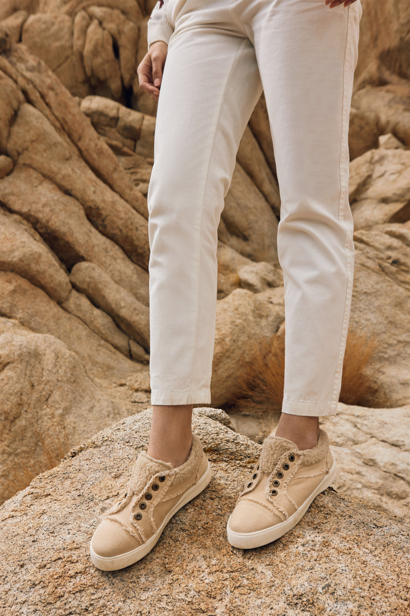 Western sneakers in beige colour with fluffy lining around the opening